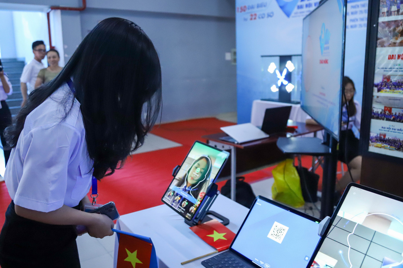 Các đại biểu tham dự check-in thông qua phần mềm nhận diện khuôn mặt.