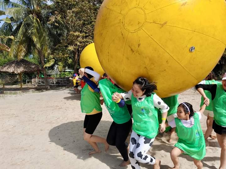 Nhiều hoạt động vui chơi giải trí ở Làng Tre Việt phù hợp cho nhóm bạn đông người. (Ảnh: Fanpage) Nhiều hoạt động vui chơi giải trí ở Làng Tre Việt phù hợp cho nhóm bạn đông người. (Ảnh: Fanpage)