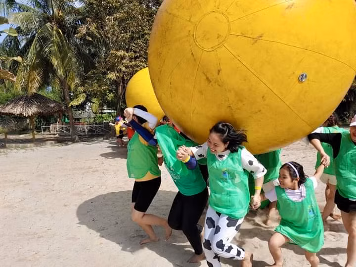 Nhiều hoạt động vui chơi giải trí ở Làng Tre Việt phù hợp cho nhóm bạn đông người. (Ảnh: Fanpage) Nhiều hoạt động vui chơi giải trí ở Làng Tre Việt phù hợp cho nhóm bạn đông người. (Ảnh: Fanpage)