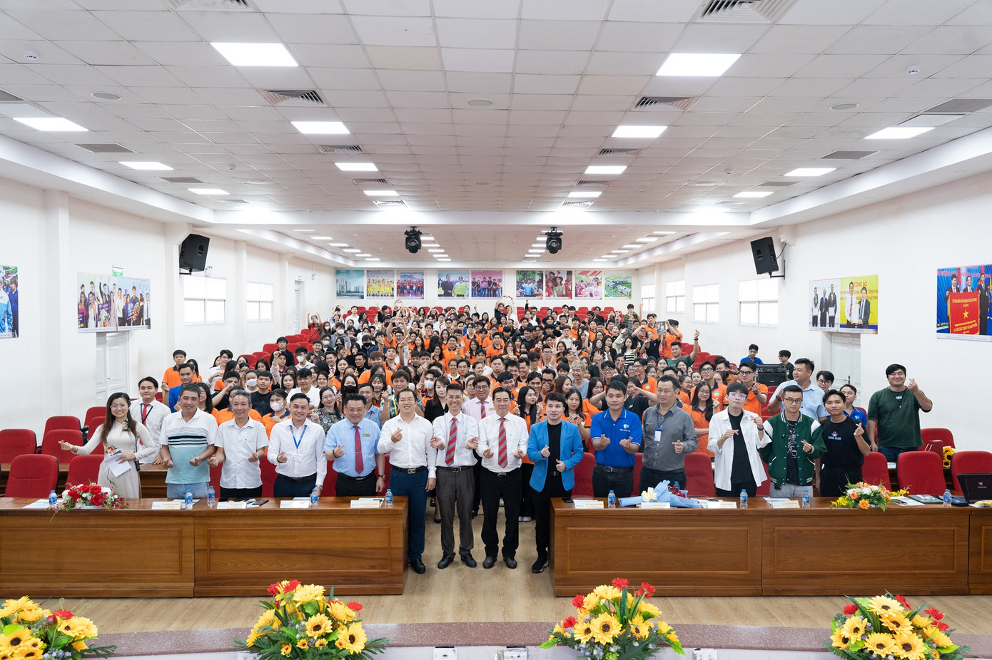 Rất đông các bạn sinh viên tham gia buổi trò chuyện với diễn giả Nguyễn Hải Triều. Rất đông các bạn sinh viên tham gia buổi trò chuyện với diễn giả Nguyễn Hải Triều.