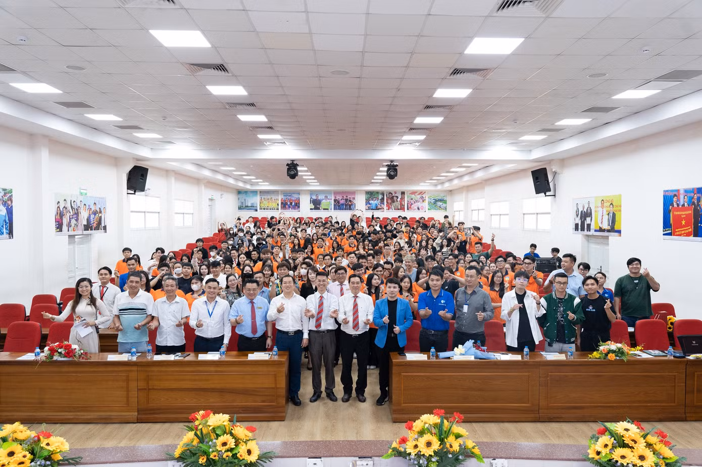 Rất đông các bạn sinh viên tham gia buổi trò chuyện với diễn giả Nguyễn Hải Triều. Rất đông các bạn sinh viên tham gia buổi trò chuyện với diễn giả Nguyễn Hải Triều.