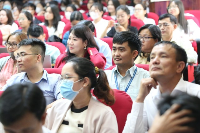 Rất đông sinh viên, giảng viên đến nghe buổi trò chuyện của TS Philipp Roesler. (Ảnh: Ngô Tùng) Rất đông sinh viên, giảng viên đến nghe buổi trò chuyện của TS Philipp Roesler. (Ảnh: Ngô Tùng)