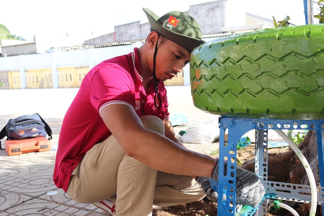 Thanh niên tình nguyện TP. HCM đang thực hiện lắp đặt bồn rửa tay bằng lốp xe.