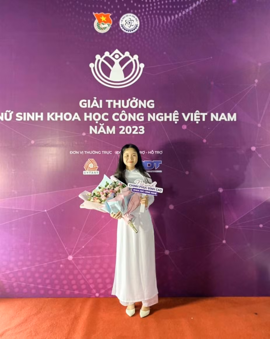 Thủy Tiên đã nỗ lực suốt 3 năm để nhận được giải thưởng "Nữ sinh Khoa học Công nghệ năm 2023". Thủy Tiên đã nỗ lực suốt 3 năm để nhận được giải thưởng "Nữ sinh Khoa học Công nghệ năm 2023".
