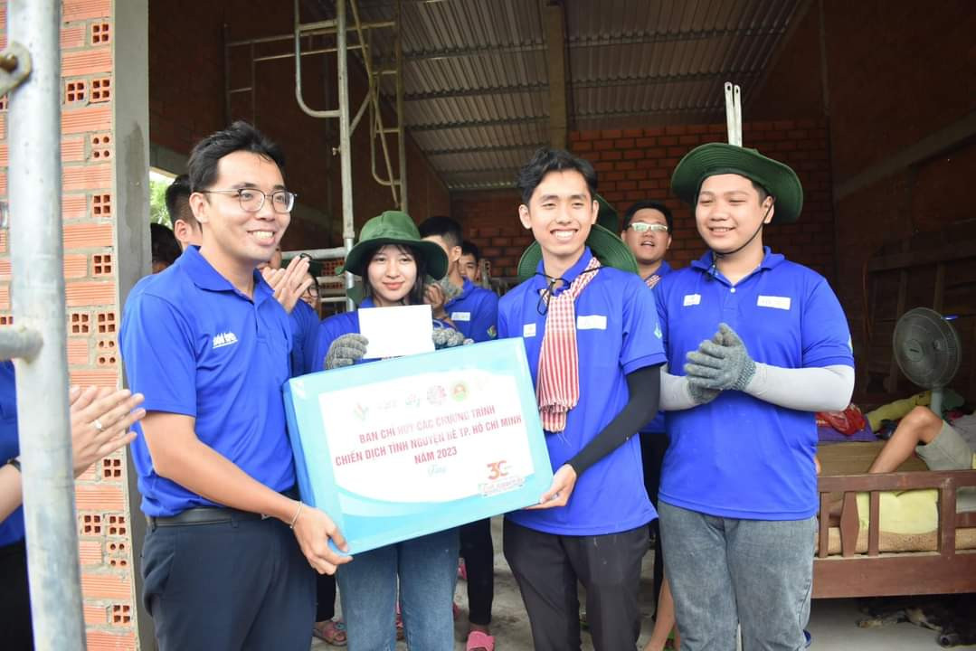 Ban Thường vụ Thành Đoàn TP. HCM đã tặng quà cho các chiến sĩ 'Mùa Hè Xanh' tại mặt trận Long An. (Ảnh: TLTĐ) Ban Thường vụ Thành Đoàn TP. HCM đã tặng quà cho các chiến sĩ 'Mùa Hè Xanh' tại mặt trận Long An. (Ảnh: TLTĐ)