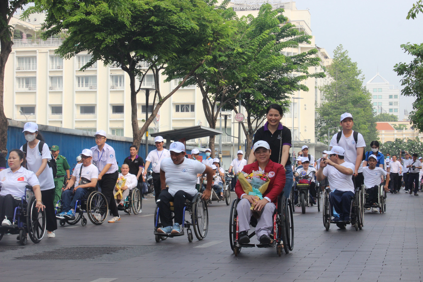 Những vận động viên khuyết tật với khuôn mặt rạng rỡ khi tham gia chương trình.