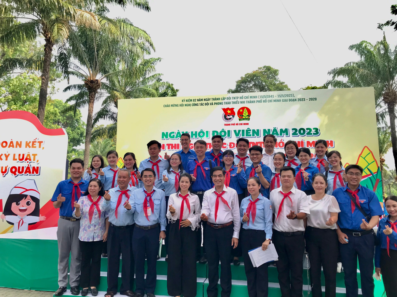 Các khách mời cùng Ban Giám khảo chụp hình tại Ngày hội. (Ảnh: Bích Ngọc)