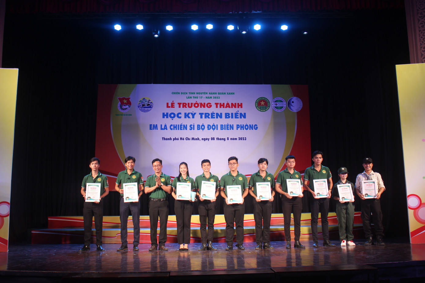 Anh Nguyễn Hồng Lâm – Phó Giám đốc Nhà văn hóa Thanh niên (thứ ba, từ trái sang) tặng giấy khen cho các thầy cô tham gia huấn luyện chương trình Học kỳ trên biển ‘Em là chiến sĩ Bộ đội Biên phòng’.