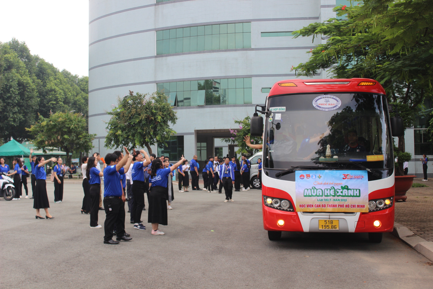 Giây phút chia tay giữa các đội hình tại buổi Lễ xuất quân tại Học viện Cán bộ TP. HCM. Giây phút chia tay giữa các đội hình tại buổi Lễ xuất quân tại Học viện Cán bộ TP. HCM.