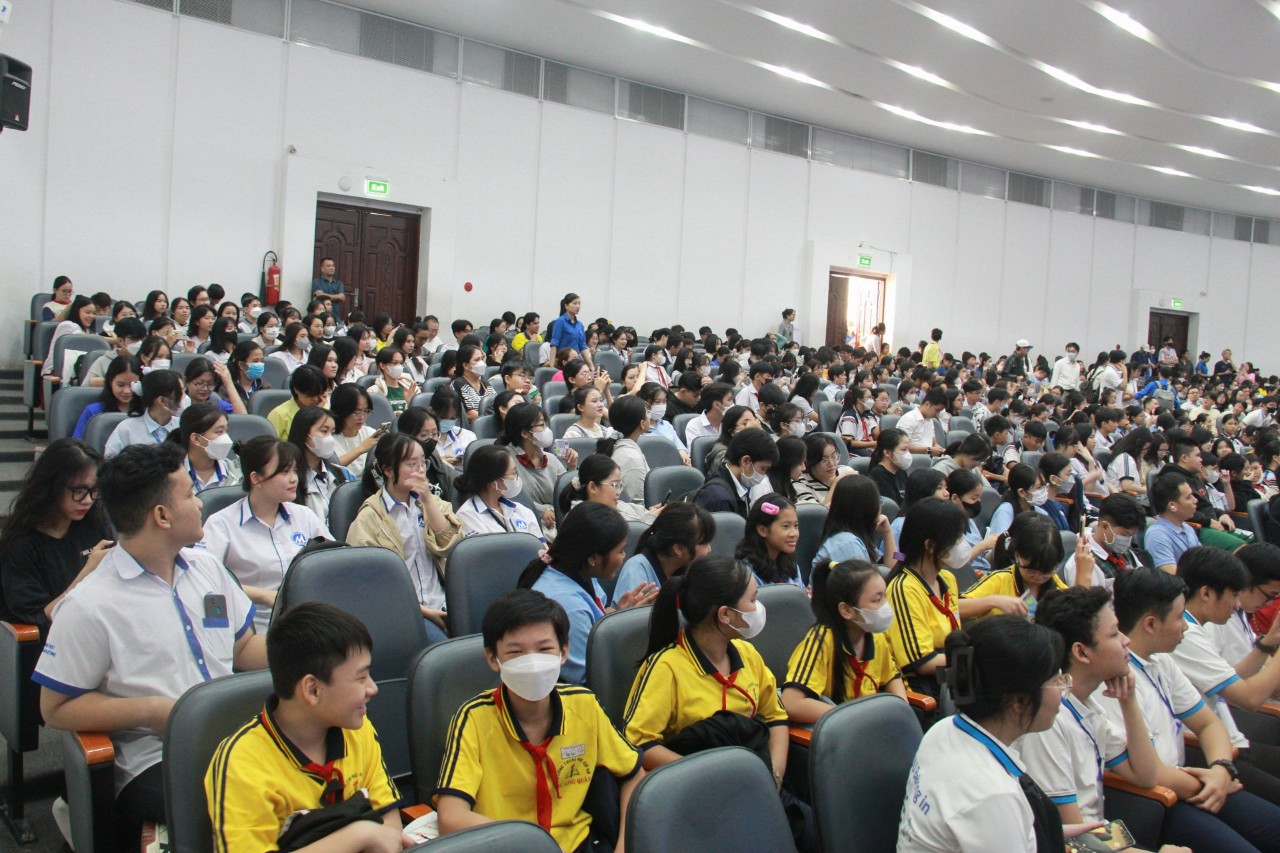 Nhiều bạn trẻ có mặt từ sớm tham dự khai mạc chương trình. (Ảnh: Lan Huỳnh) Nhiều bạn trẻ có mặt từ sớm tham dự khai mạc chương trình. (Ảnh: Lan Huỳnh)