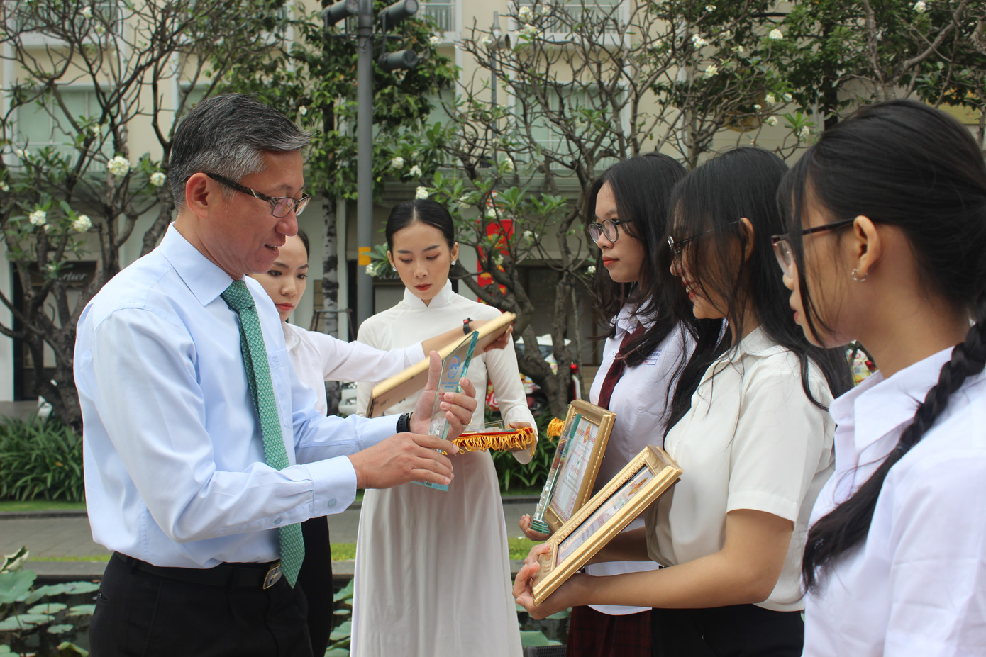 Ông Dương Trí Dũng - Phó giám đốc Sở GD&amp;ĐT TPHCM trao bằng khen và kỷ niệm chương cho các học sinh 3 tốt tiêu biểu của TPHCM.