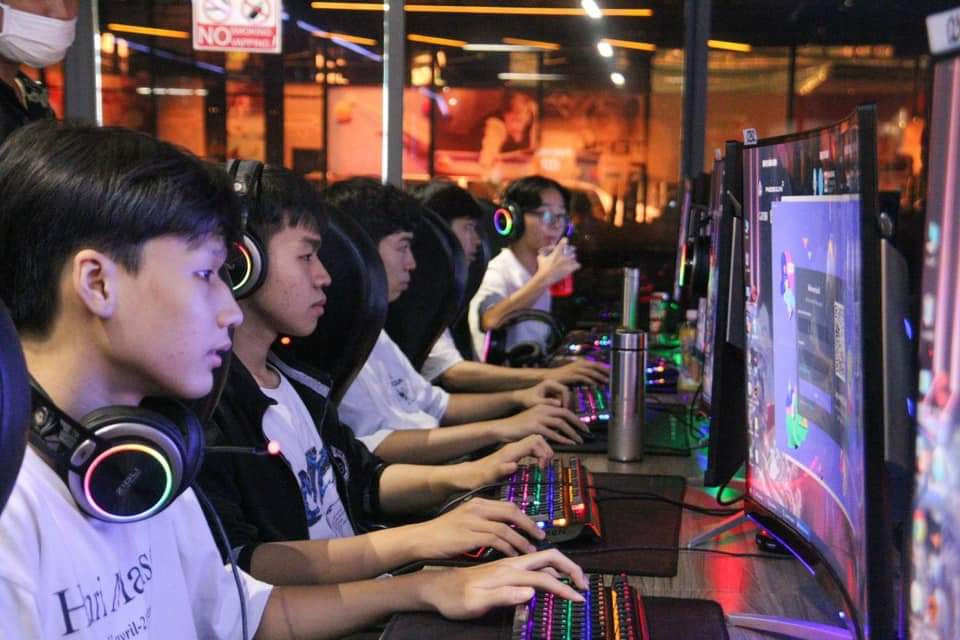 Các bạn sinh viên tham gia Giải thể thao Điện tử 'ESC 2023'. Các bạn sinh viên tham gia Giải thể thao Điện tử 'ESC 2023'.