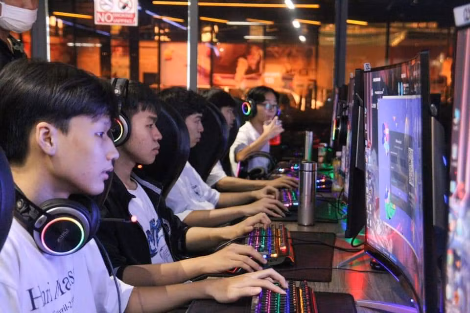 Các bạn sinh viên tham gia Giải thể thao Điện tử 'ESC 2023'.