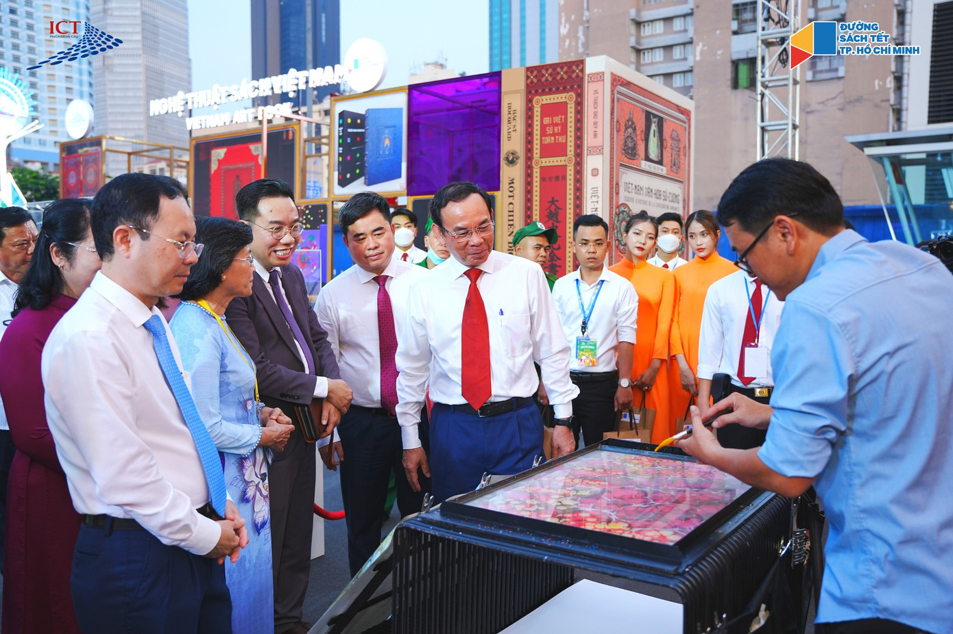 Lãnh đạo TP. HCM thăm quan Lễ hội đường sách Tết Quý Mão 2023. Lãnh đạo TP. HCM thăm quan Lễ hội đường sách Tết Quý Mão 2023.