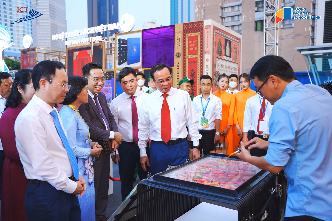 Lãnh đạo TP. HCM thăm quan Lễ hội đường sách Tết Quý Mão 2023. Lãnh đạo TP. HCM thăm quan Lễ hội đường sách Tết Quý Mão 2023.