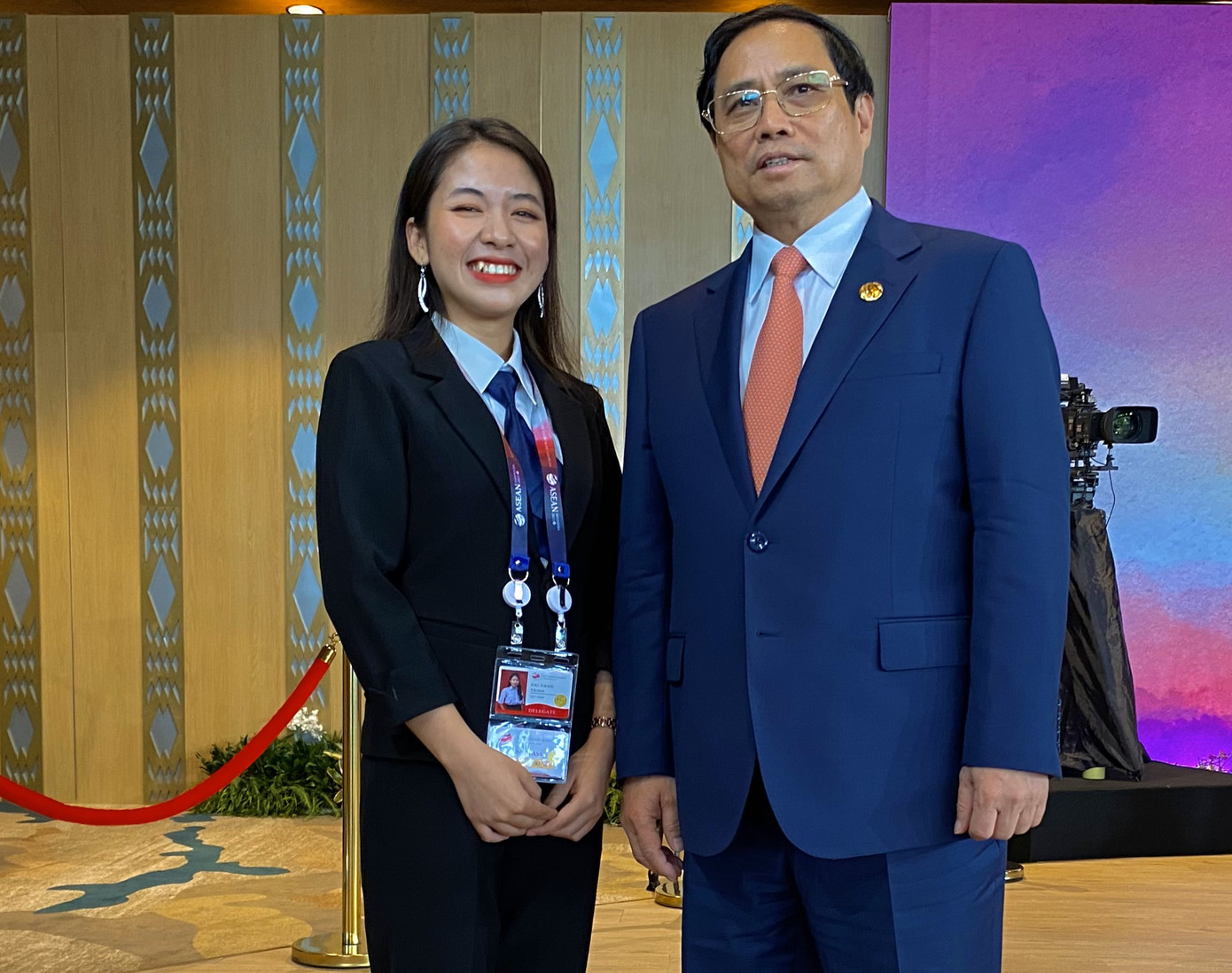 Cô nàng sinh viên rạng rỡ khi bên cạnh Thủ tướng Phạm Minh Chính. (Ảnh: NVCC)