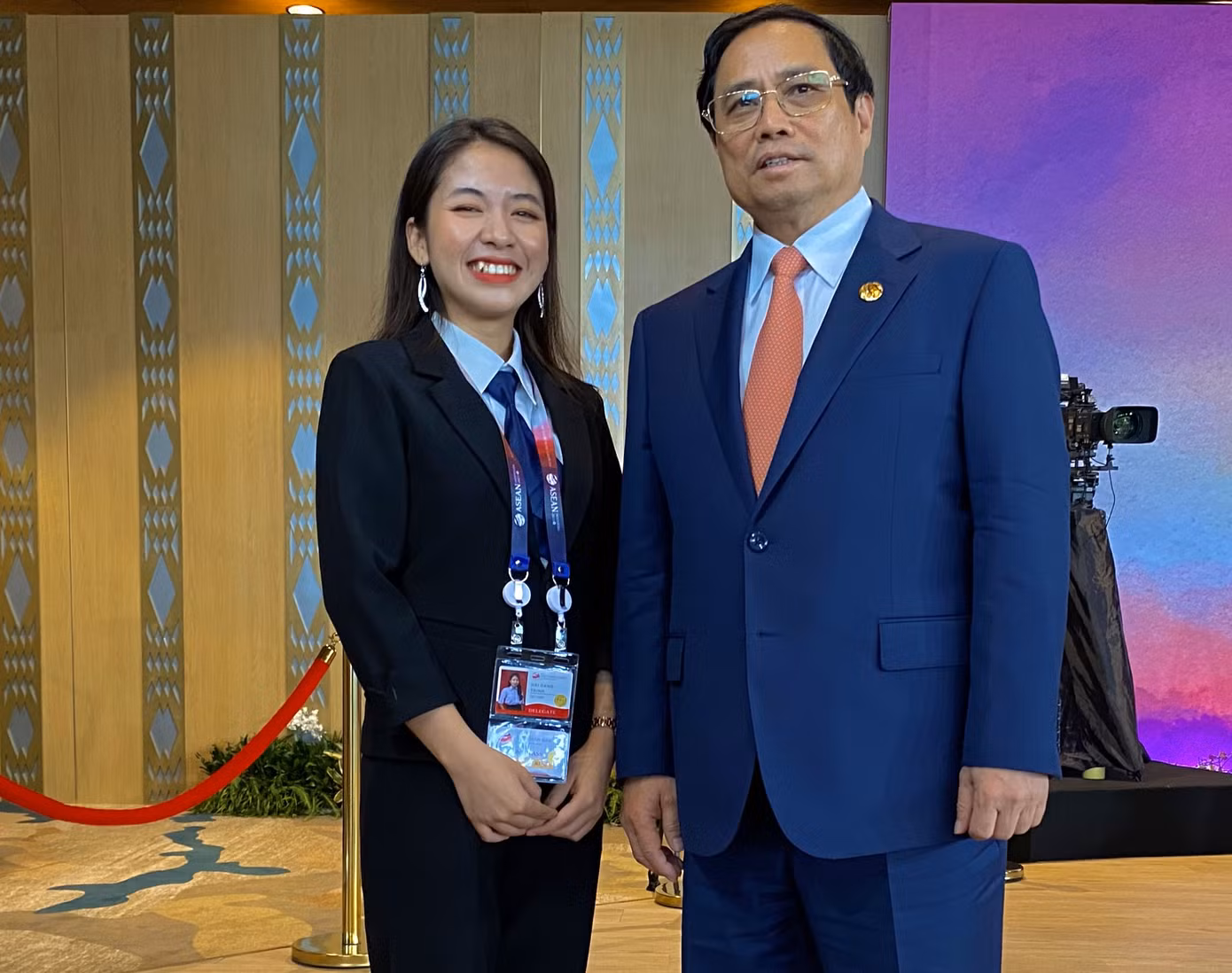 Cô nàng sinh viên rạng rỡ khi bên cạnh Thủ tướng Phạm Minh Chính. (Ảnh: NVCC)