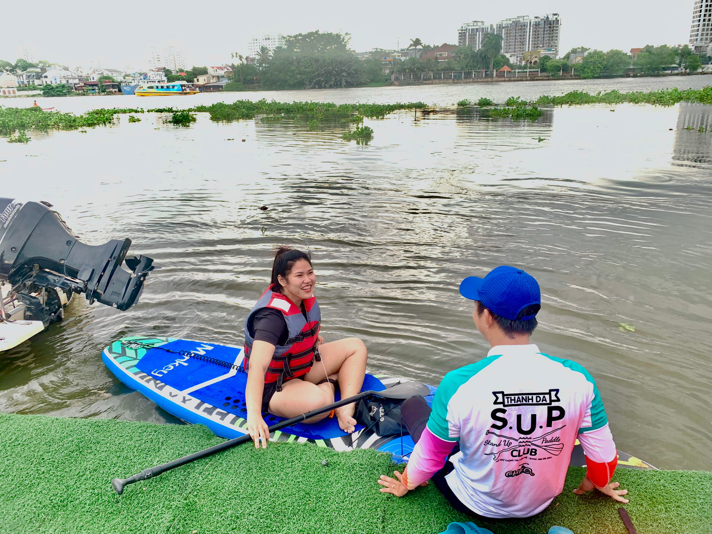 HLV chỉ các bạn trẻ cách chèo SUP. HLV chỉ các bạn trẻ cách chèo SUP.