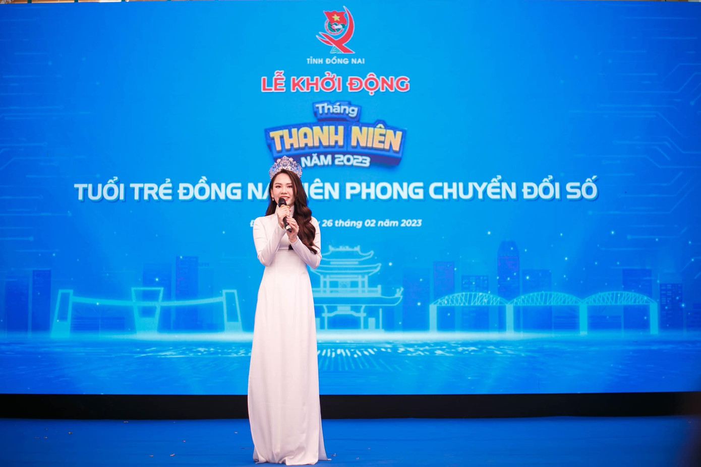 Hoa hậu Huỳnh Nguyễn Mai Phương - Miss World Việt Nam 2022 giao lưu với các bạn thanh niên, sinh viên.