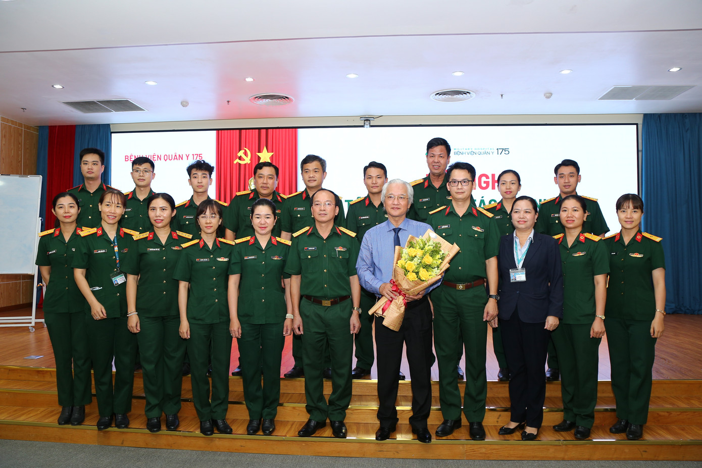 Các đại biểu chụp hình lưu niệm cùng diễn giả tại Hội nghị. Các đại biểu chụp hình lưu niệm cùng diễn giả tại Hội nghị.