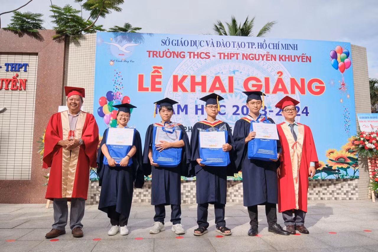 Phạm Tuấn Khang (thứ ba từ trái qua) được vinh danh tại trường THCS - THPT Nguyễn Khuyến.