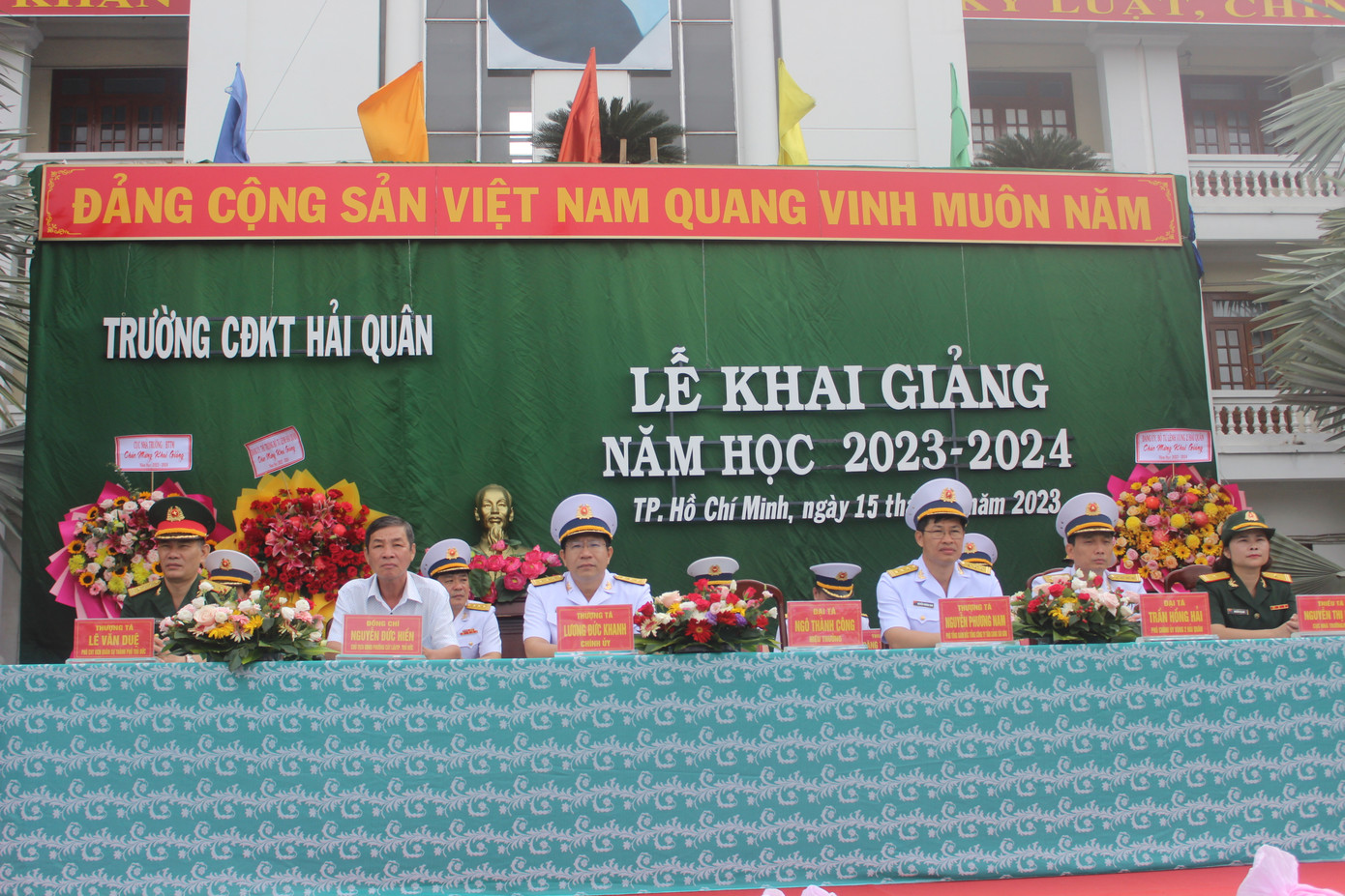 Đại diện các cơ quan Quân chủng Hải quân và cấp ủy chính quyền địa phương trên địa bàn cùng tham dự Lễ khai giảng. Đại diện các cơ quan Quân chủng Hải quân và cấp ủy chính quyền địa phương trên địa bàn cùng tham dự Lễ khai giảng.
