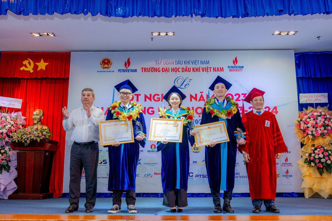 Lãnh đạo Tập đoàn Dầu khí Việt Nam và Hiệu trưởng trường ĐH Dầu khí Việt Nam khen thưởng sinh viên tốt nghiệp thủ khoa. Lãnh đạo Tập đoàn Dầu khí Việt Nam và Hiệu trưởng trường ĐH Dầu khí Việt Nam khen thưởng sinh viên tốt nghiệp thủ khoa.