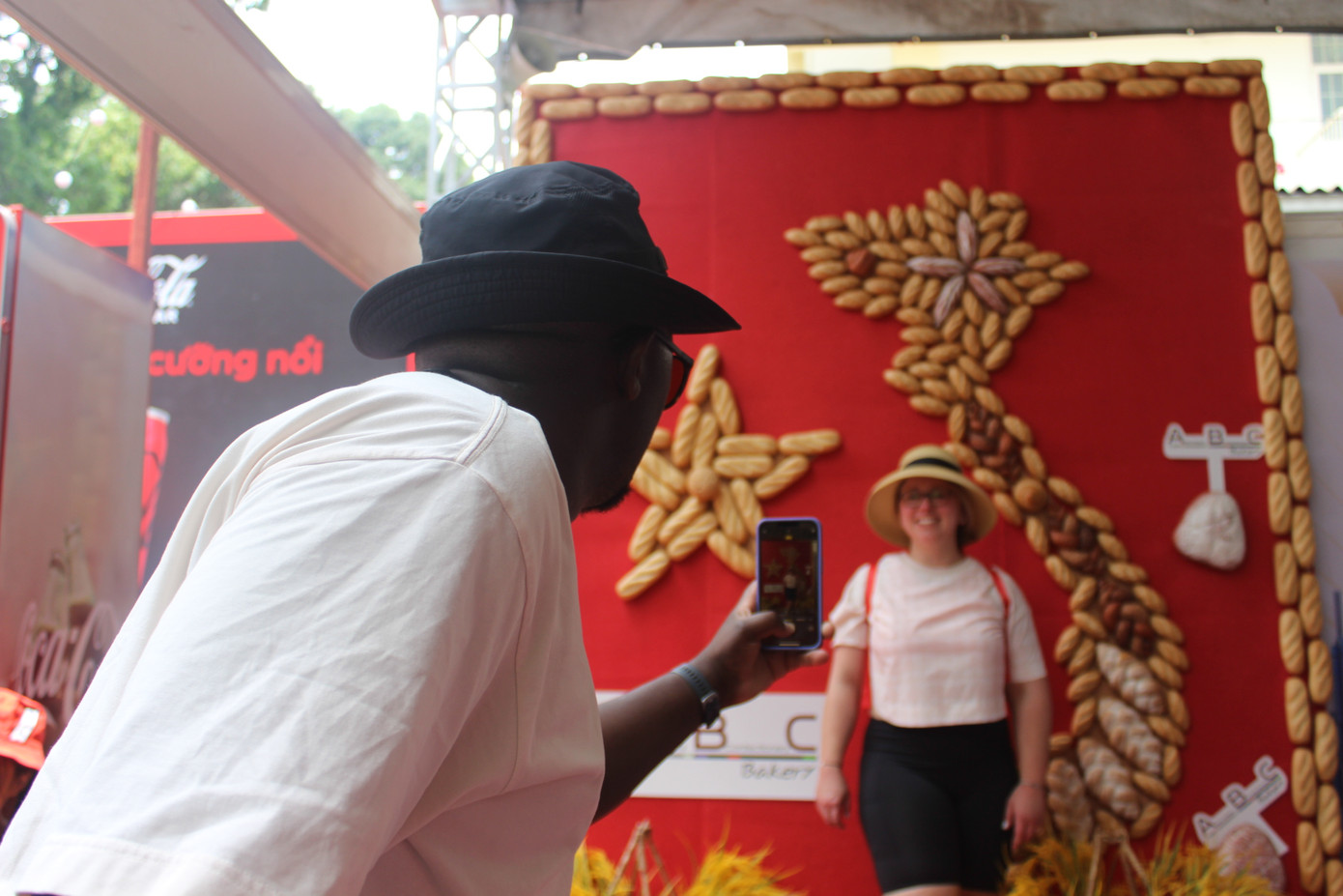 Một cặp vợ chồng khách nước ngoài chụp ảnh tại Lễ hội.