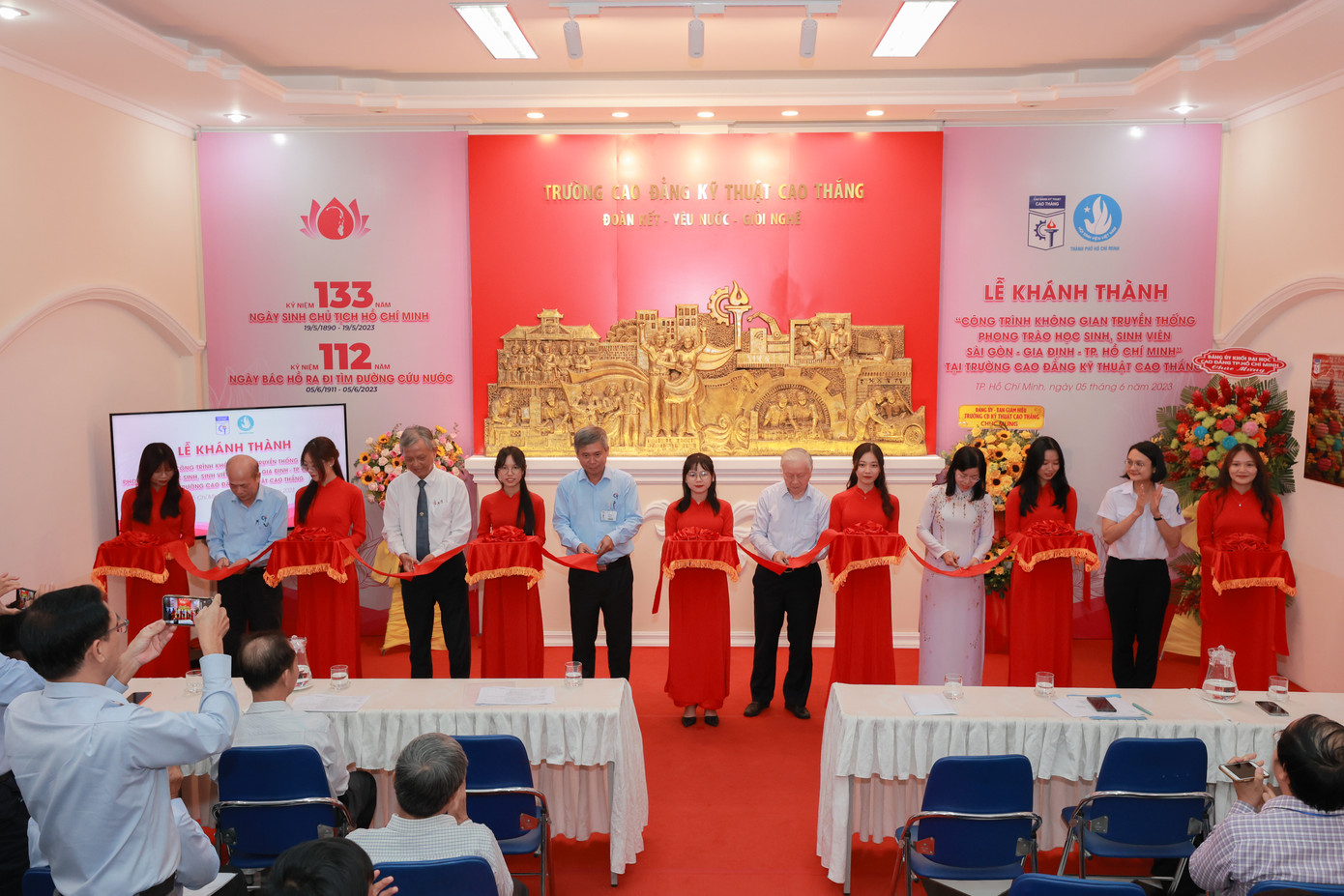 Các đại biểu cùng cắt băng khánh thành công trình.