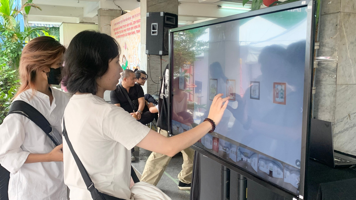 Trải nghiệm không gian đa chiều về tranh dân gian kính là một trong những hoạt động thu hút sự quan tâm của giới trẻ.