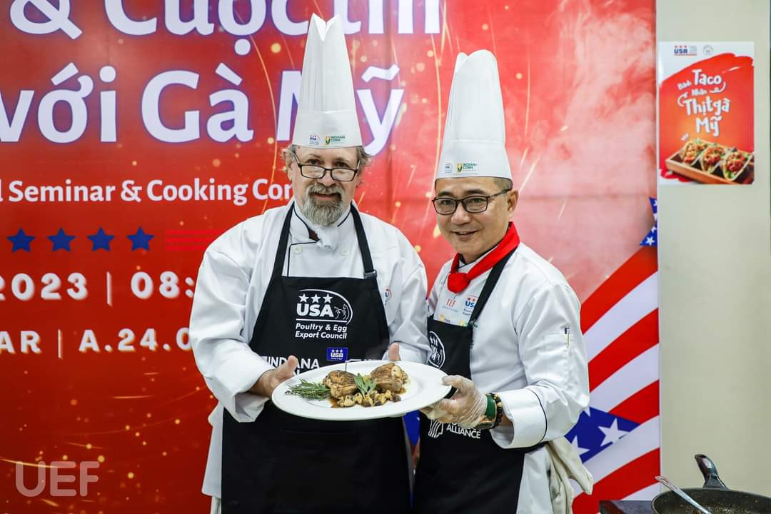 Siêu đầu bếp Lê Xuân Tâm (bên phải) cũng là thành viên của Ban Giám khảo.