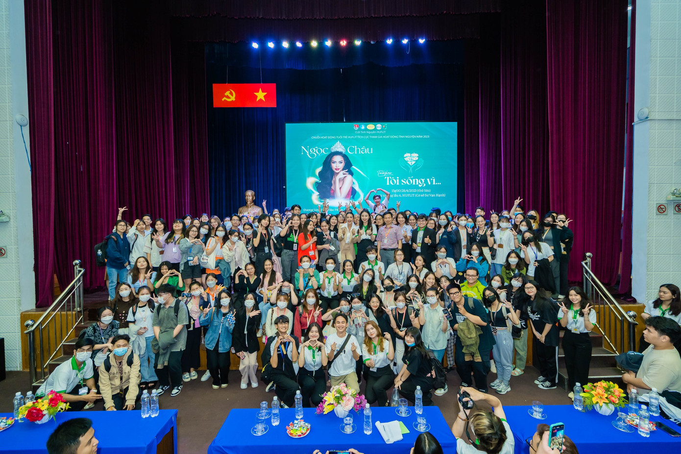 Đông đảo các bạn sinh viên tham gia hoạt động do CLB Tình nguyện HUFLIT – HVC tổ chức.