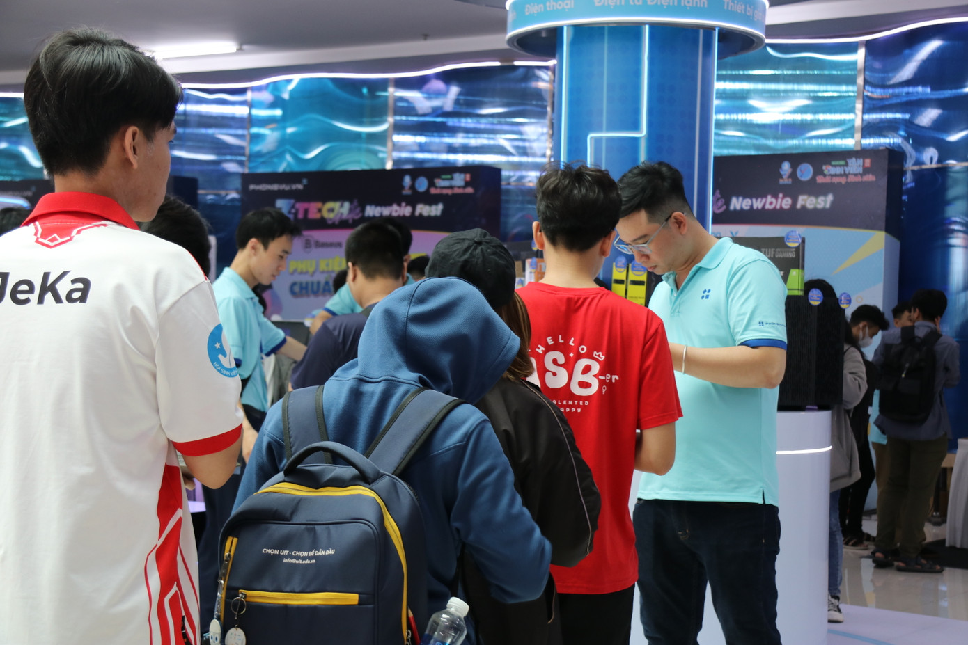 Không khí ngày hội náo nhiệt từ sáng sớm, hấp dẫn các bạn sinh viên của nhiều trường đại học. (Ảnh: Lan Huỳnh)