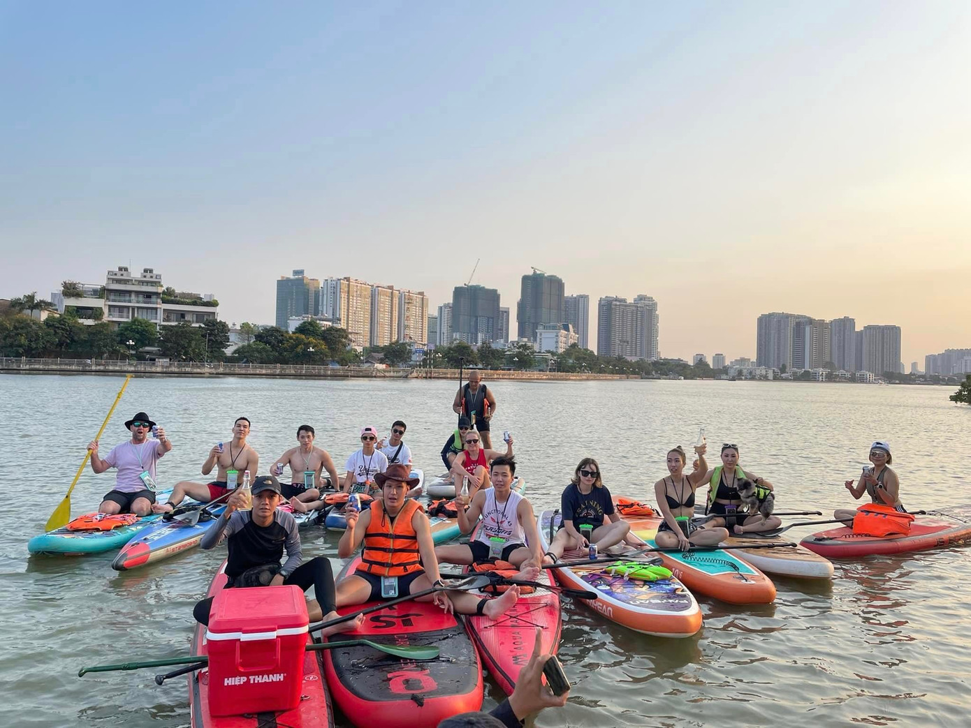 Địa điểm chèo SUP tại quận 7 được nhiều bạn trẻ đến trải nghiệm.