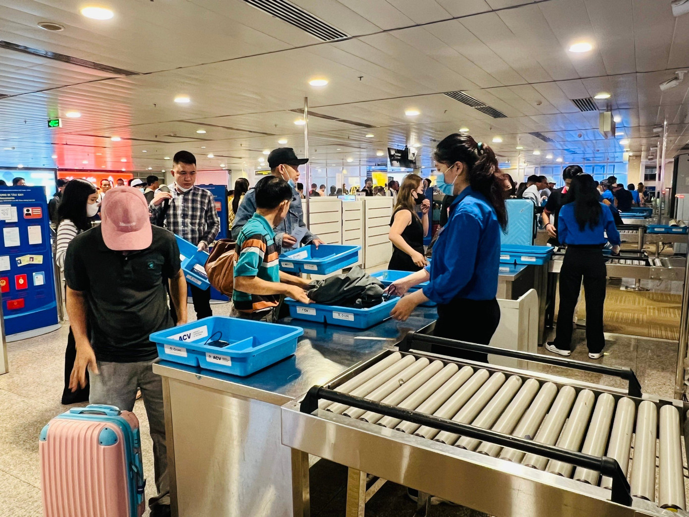 Đoàn viên, thanh niên hỗ trợ hành khách tại Cảng Hàng không Quốc tế Tân Sơn Nhất.