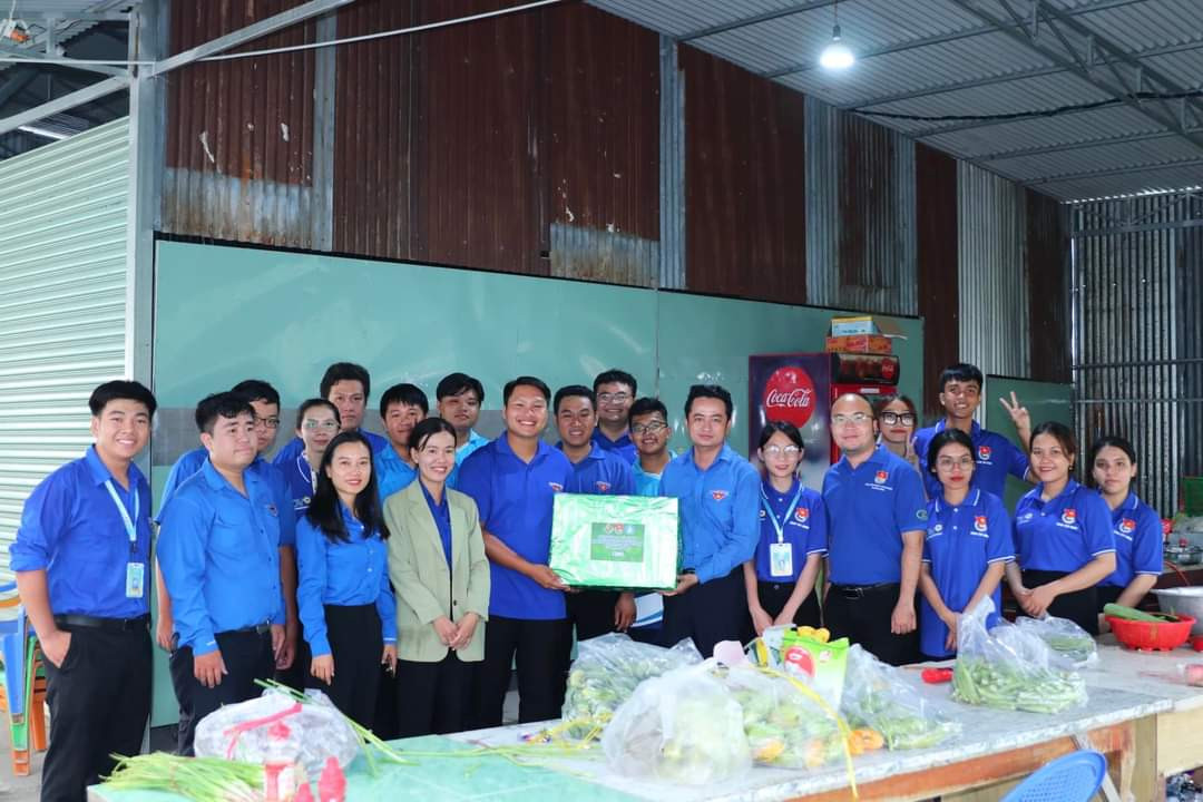 Anh Lê Tuấn Anh và đoàn công tác tặng quà cho các sinh viên tình nguyện tại Tây Ninh. Anh Lê Tuấn Anh và đoàn công tác tặng quà cho các sinh viên tình nguyện tại Tây Ninh.