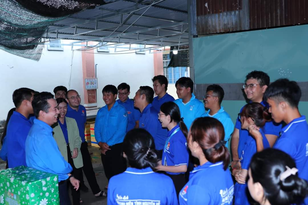Anh Lê Tuấn Anh - Phó Bí thư thường trực Tỉnh Đoàn Bình Dương thăm đội hình sinh viên tình nguyện 'Mùa Hè Xanh' tại Tây Ninh. (Ảnh: Tỉnh Đoàn Bình Dương) Anh Lê Tuấn Anh - Phó Bí thư thường trực Tỉnh Đoàn Bình Dương thăm đội hình sinh viên tình nguyện 'Mùa Hè Xanh' tại Tây Ninh. (Ảnh: Tỉnh Đoàn Bình Dương)