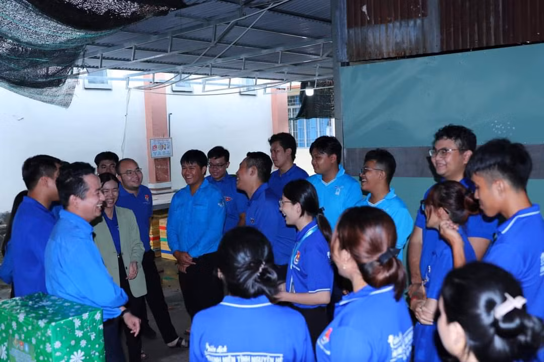 Anh Lê Tuấn Anh - Phó Bí thư thường trực Tỉnh Đoàn Bình Dương thăm đội hình sinh viên tình nguyện 'Mùa Hè Xanh' tại Tây Ninh. (Ảnh: Tỉnh Đoàn Bình Dương)