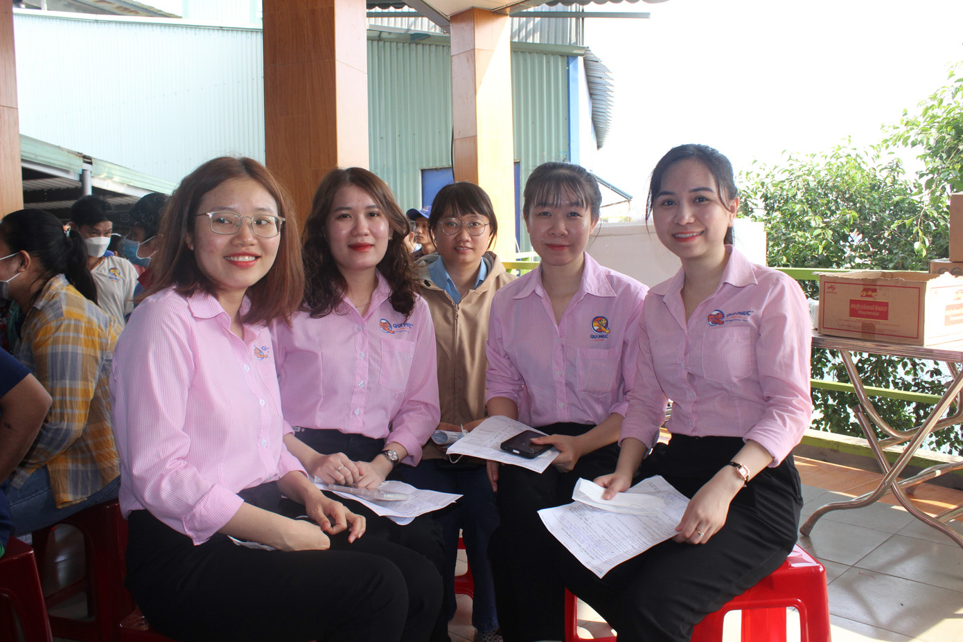 Các bạn trẻ đợi đến lượt mình hiến máu.