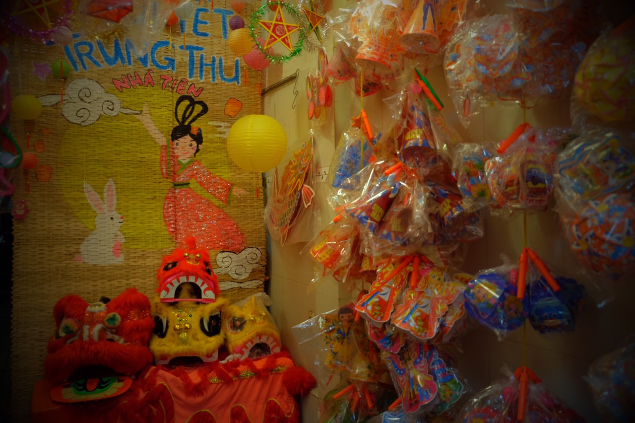 Giá của mỗi chiếc lồng đèn dao động từ 30.000 đồng đến 200.000 đồng.