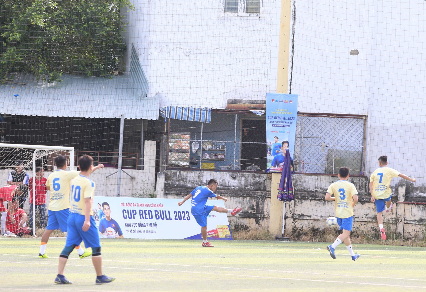 Giải bóng đá nam Thanh niên công nhân cúp Red Bull được khởi động tại Ngày hội. Giải bóng đá nam Thanh niên công nhân cúp Red Bull được khởi động tại Ngày hội.