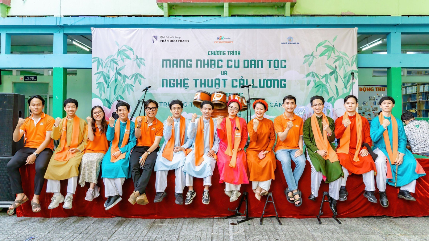 Các thành viên của CLB FTI trong chương trình đưa nhạc cụ dân tộc vào trường học. Các thành viên của CLB FTI trong chương trình đưa nhạc cụ dân tộc vào trường học.