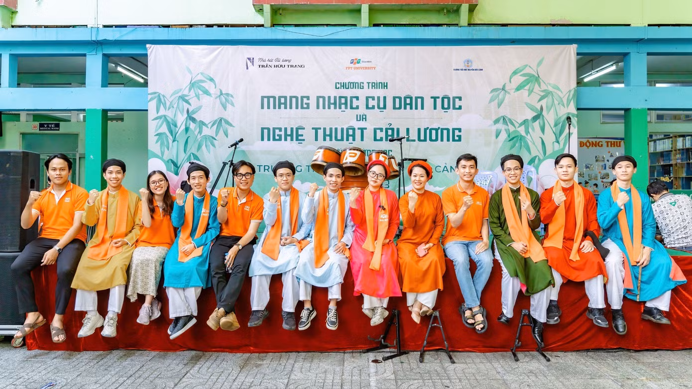 Các thành viên của CLB FTI trong chương trình đưa nhạc cụ dân tộc vào trường học.