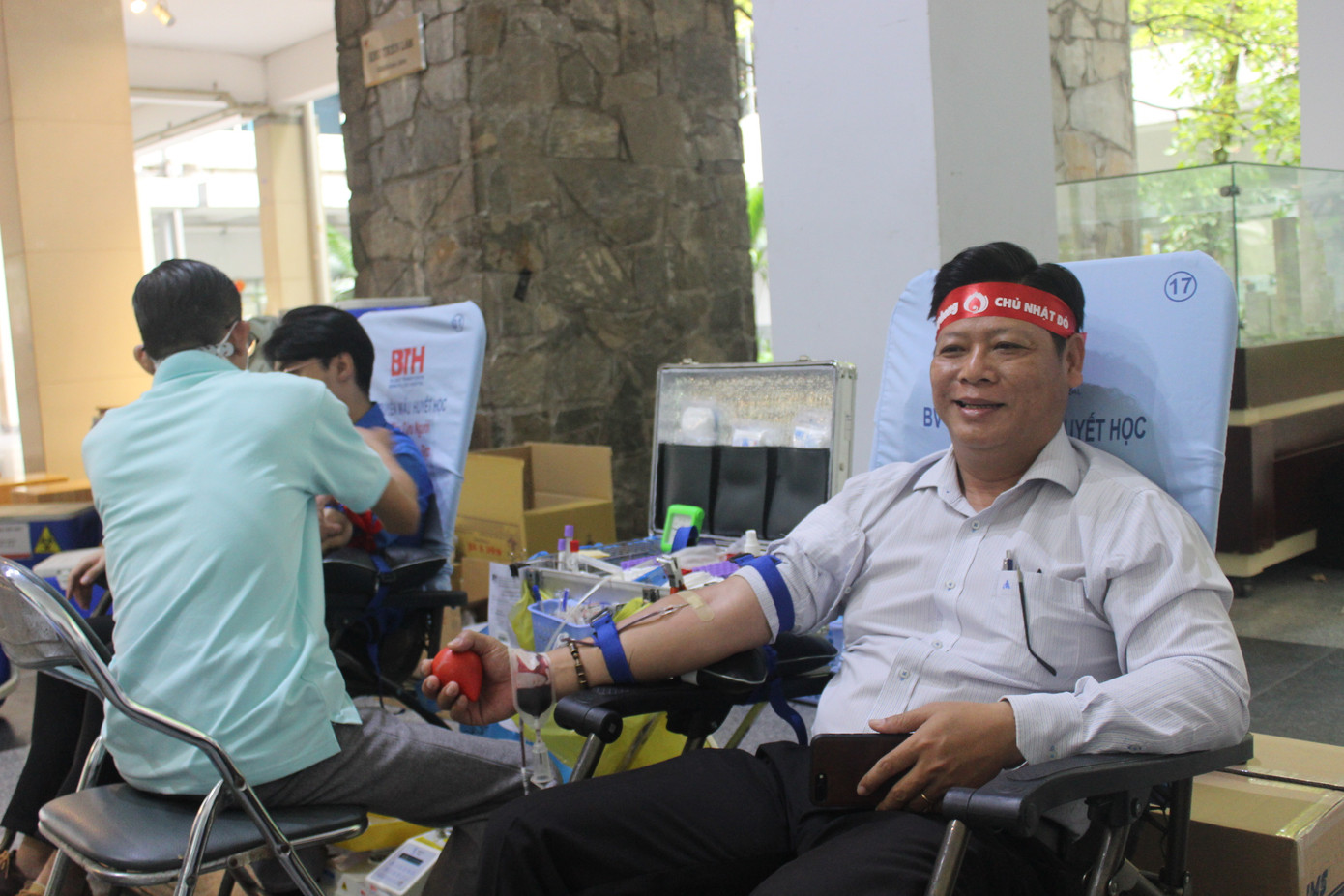 Từng là cán bộ Đoàn và đã 30 năm hiến máu tình nguyện, thầy Trần Minh Tuấn - Phó phòng Quản lý đào tạo, rất phấn khởi khi tham gia hiến máu tại chương trình Chủ nhật Đỏ. “Tôi biết thông tin chương trình qua kênh Đoàn trường. Là giảng viên, tôi cũng muốn đóng góp một phần vào ngân hàng máu. Hoạt động này làm tôi nhớ lại những ngày sinh viên sôi nổi. Tôi mong rằng chương trình ngày càng lan tỏa rộng hơn với mọi tầng lớp trong xã hội”.