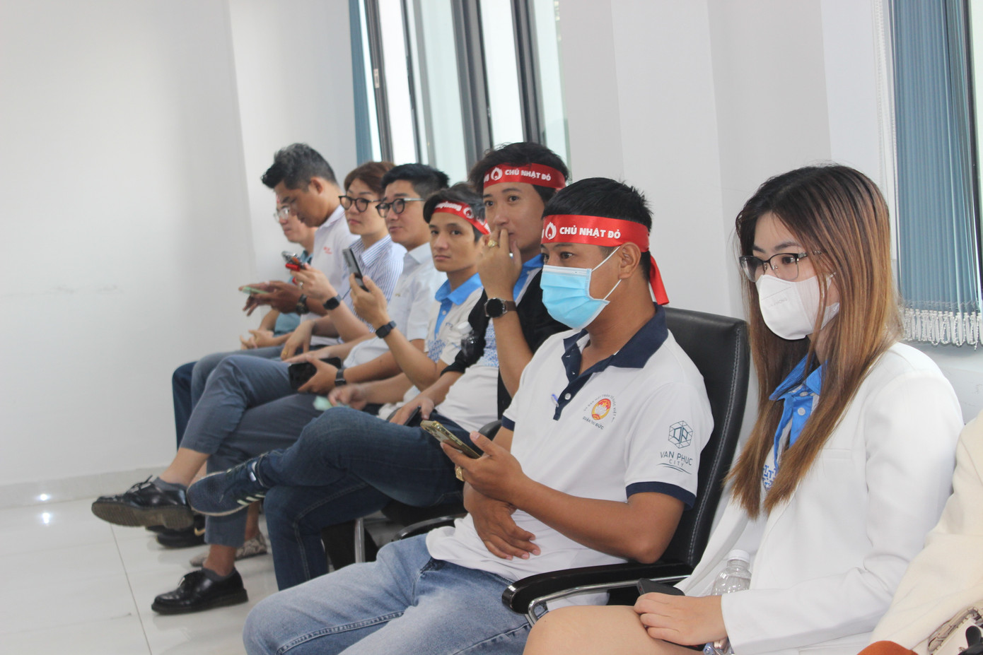 Sau khi khám sàng lọc xong, người dân đợi đến lượt hiến máu.