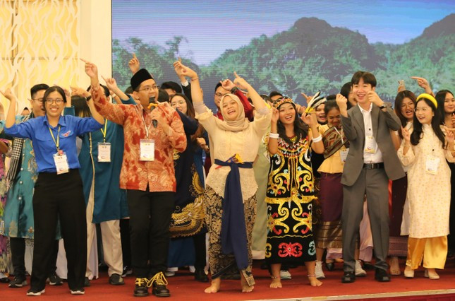 Các đại biểu thanh niên quốc tế cùng giao lưu văn nghệ. Các đại biểu thanh niên quốc tế cùng giao lưu văn nghệ.