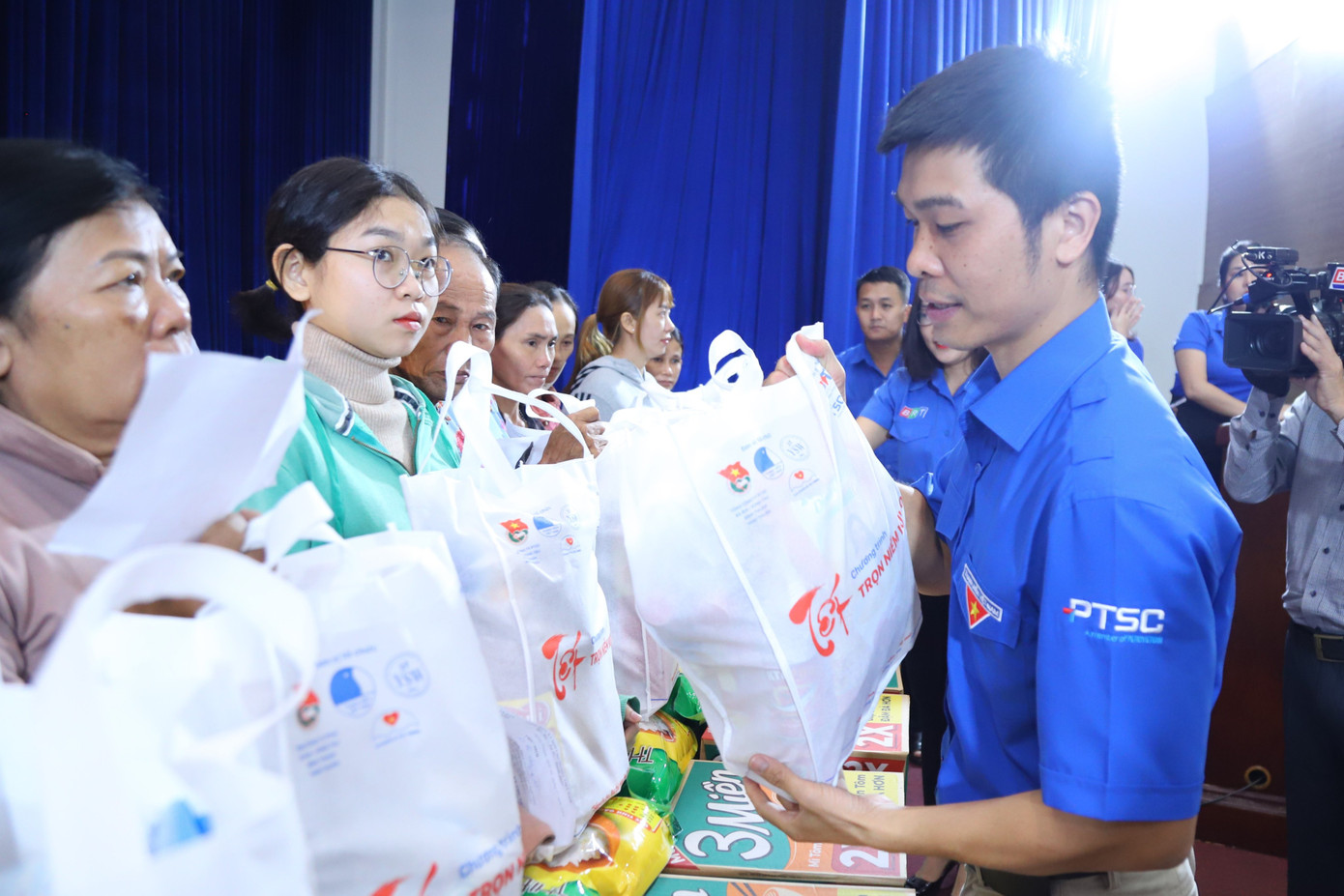 Phần quà trao tay với hy vọng giúp người dân được vui Xuân, đón Tết Quý Mão 2023 đầm ấm và đủ đầy hơn. Phần quà trao tay với hy vọng giúp người dân được vui Xuân, đón Tết Quý Mão 2023 đầm ấm và đủ đầy hơn.