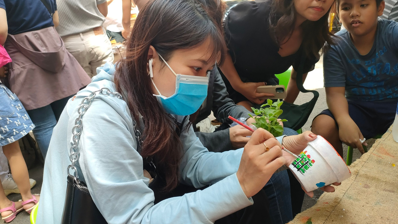 Nhiều bạn trẻ thích thú khi vừa thư giãn qua hoạt động sáng tạo vẽ chậu trồng cây vừa góp phần gây quỹ cho các hoạt động thiện nguyện của dự án Share to Smile.