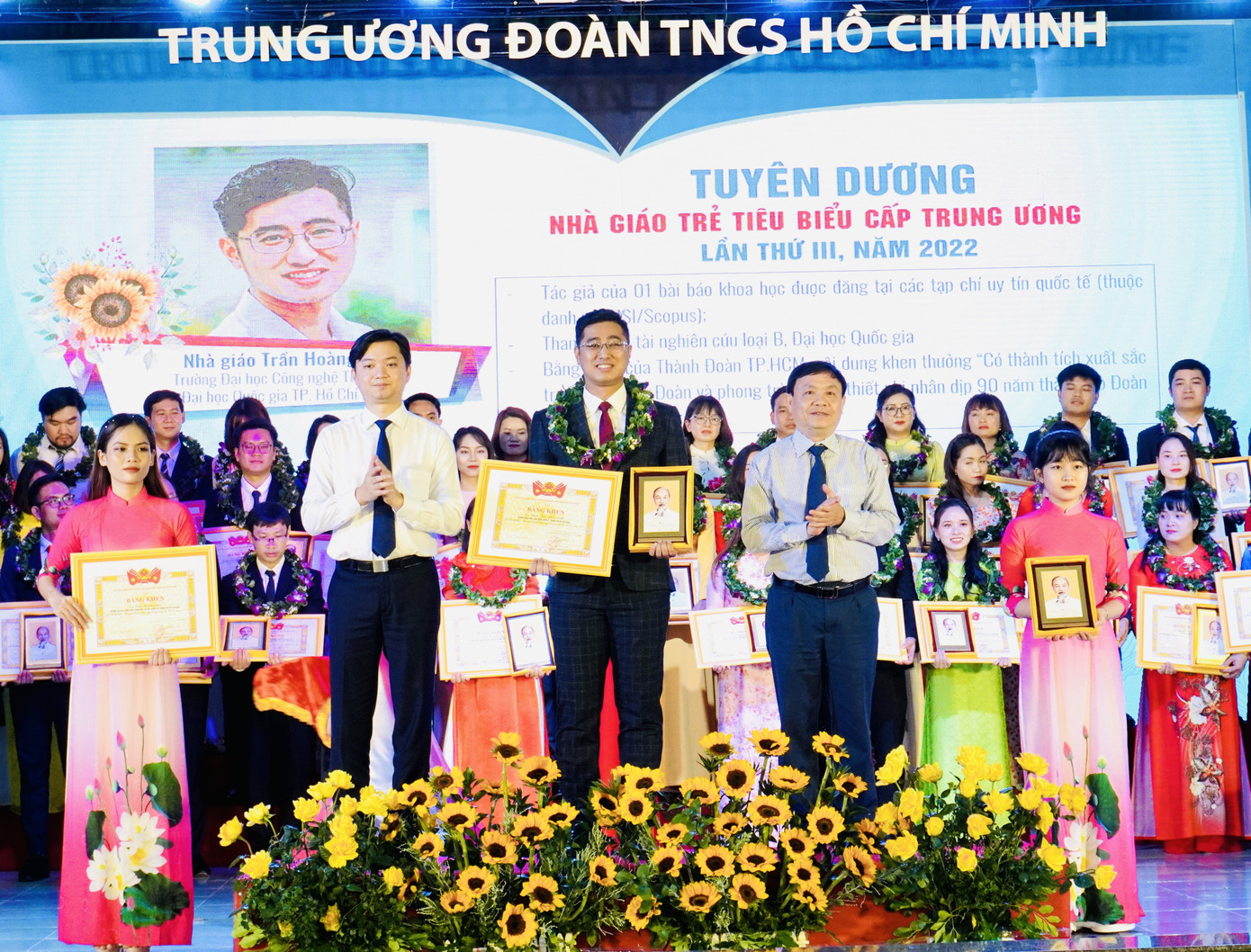 Thạc sĩ Trần Hoàng Lộc được T.Ư Đoàn vinh danh “Nhà giáo trẻ tiêu biểu” cấp Trung ương lần thứ 3, năm 2022. Ảnh: NVCC