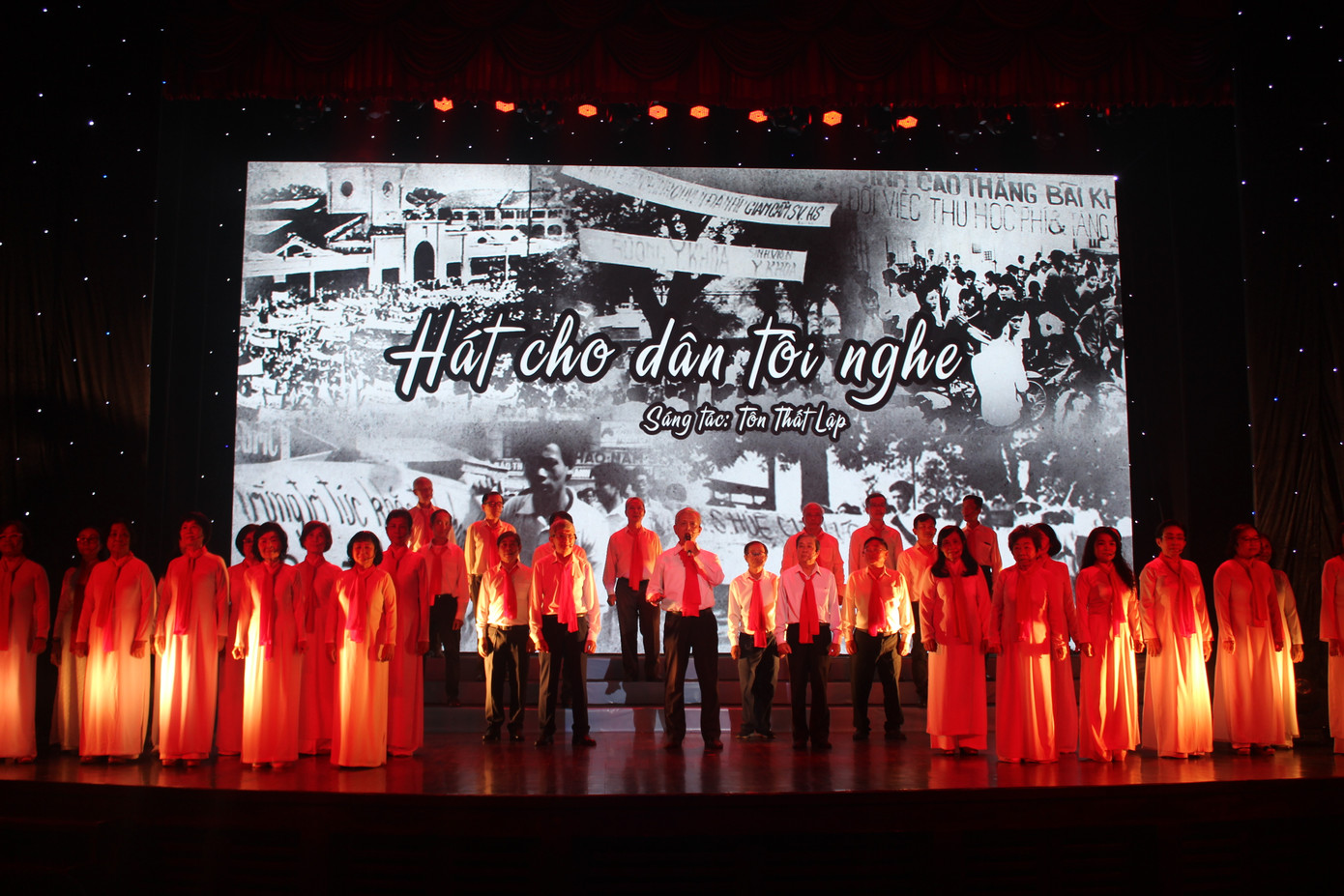 Chương trình “Bài ca sinh viên” năm 2023 tại TP. HCM khởi đầu bằng tổ khúc nghệ thuật với chủ đề “Trui rèn trong lửa đỏ”, đưa thế hệ trẻ hôm nay trở lại giai đoạn sục sôi hào khí “Hát cho đồng bào tôi nghe” của thế kỷ trước.